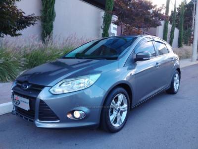 FORD - FOCUS - 2014/2015 - Cinza - R$ 55.000,00